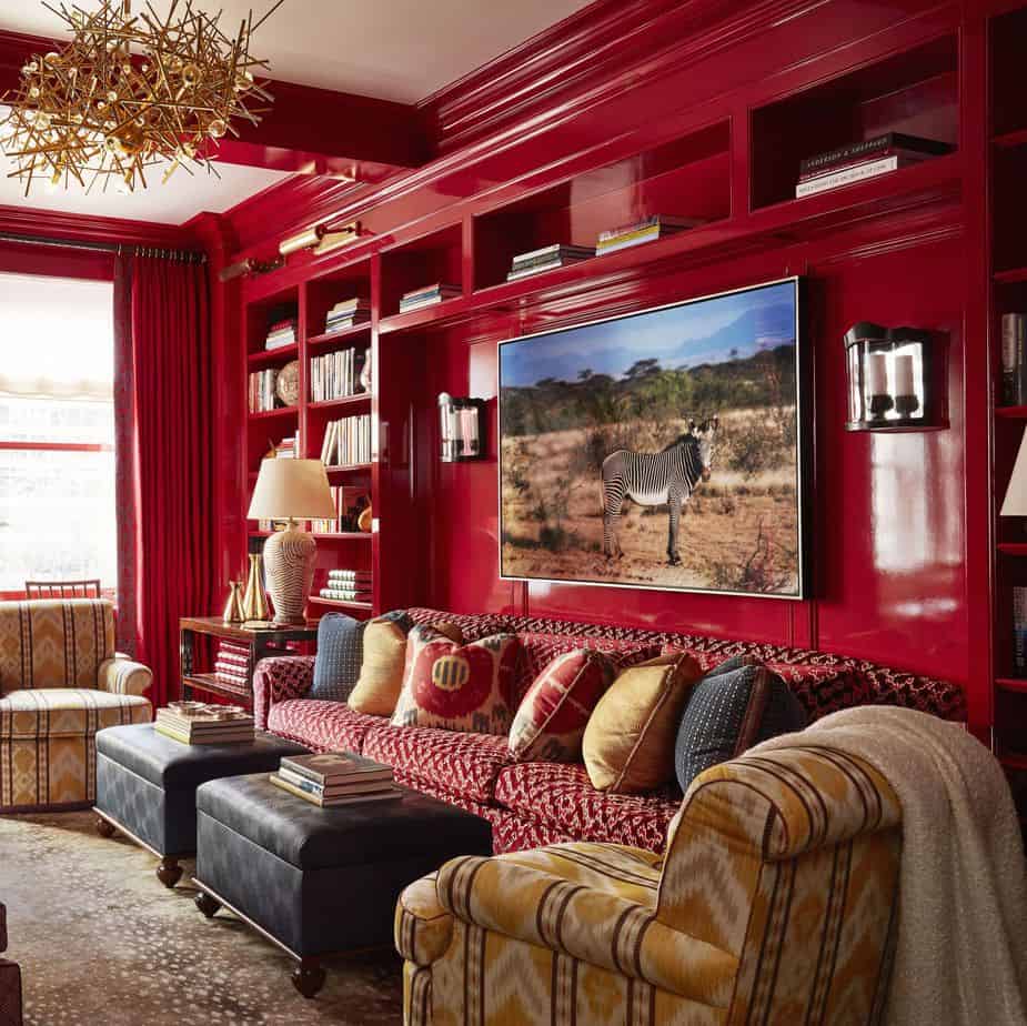 Уютная гостиная с красной стеной